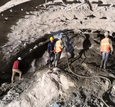 阿尔山拱顶带模注浆料的施工流程及注意事项